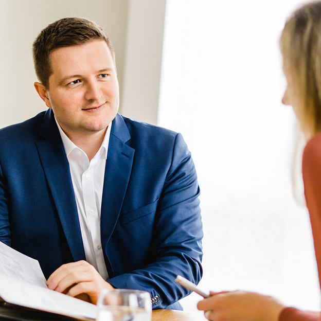 Herr Janzen berät eine Kundin, wie sie die Produktivität im Unternehmen optimieren kann